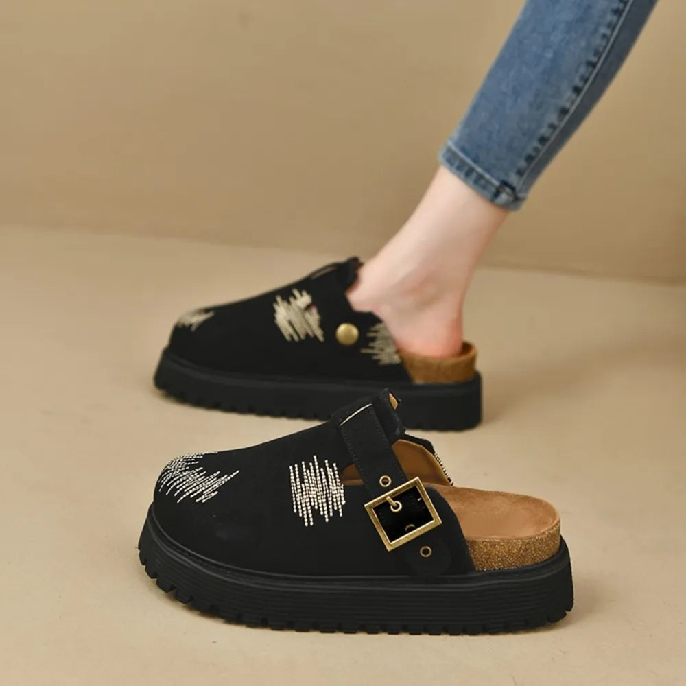 Mocasines con plataforma negros decorados, ideales para un estilo moderno y cómodo