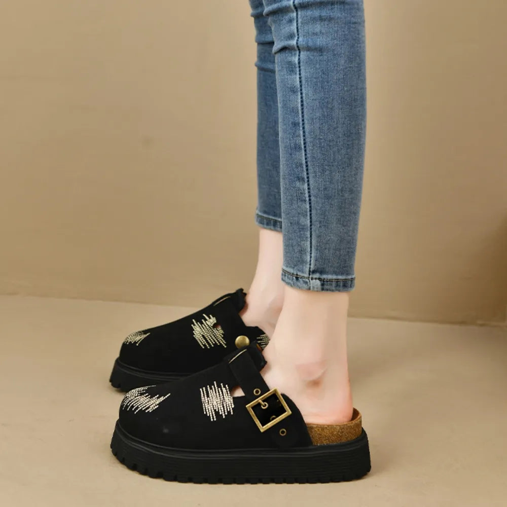 Mocasines con plataforma negros con diseño bordado y hebilla, ideales para un estilo cómodo y moderno.