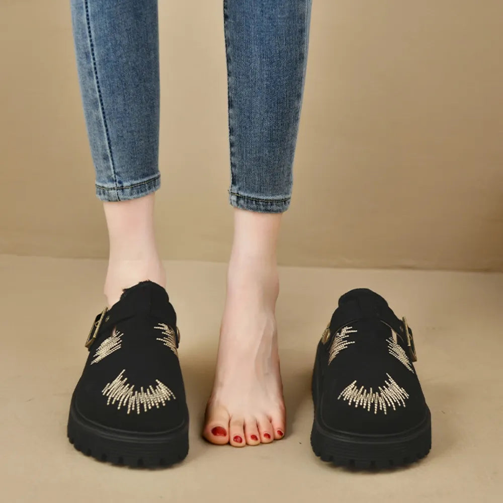 Mocasines con plataforma negros con detalles dorados, perfectos para un estilo moderno y cómodo