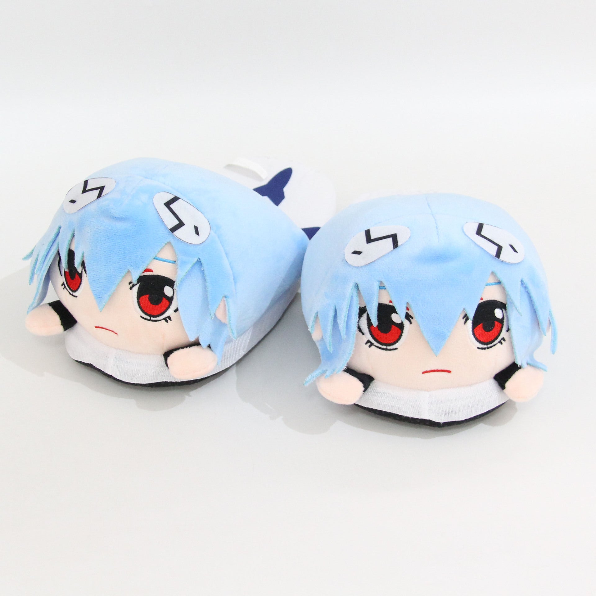 Pantuflas de peluche anime con diseño de personaje adorable y suave textura para comodidad