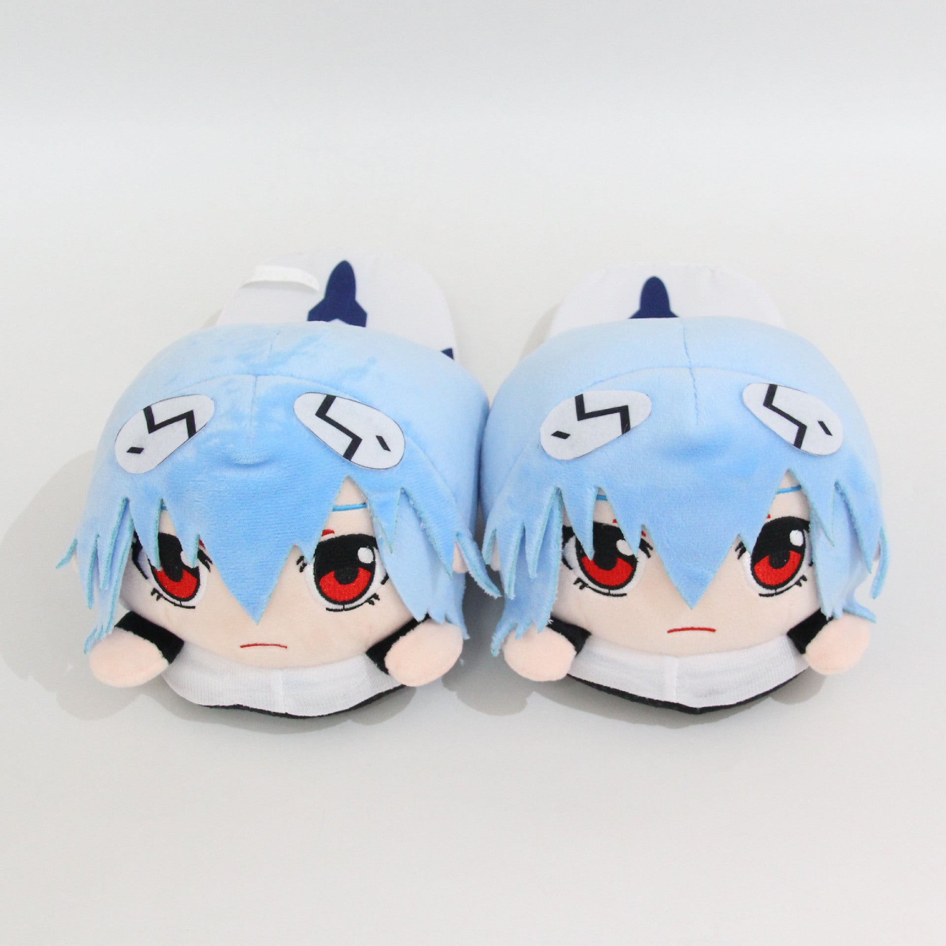 Pantuflas de peluche anime con diseño de personaje en color azul y rojo, suaves y cómodas para uso diario