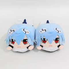 Pantuflas de peluche anime con diseño de personaje en color azul y rojo, suaves y cómodas para uso diario