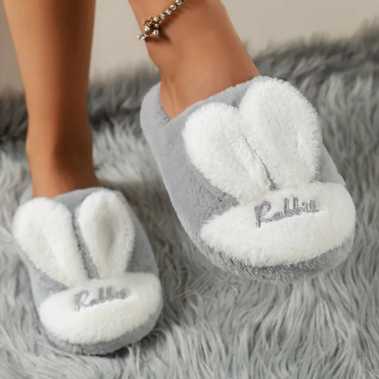 Pantuflas orejas de conejo grises suaves con detalles blancos y bordado para comodidad en casa