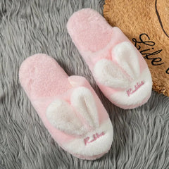 Pantuflas orejas de conejo en color rosa con diseño suave y cómodo para el hogar