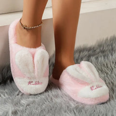 Pantuflas orejas de conejo en rosa suave, cómodas y acogedoras para uso en casa.
