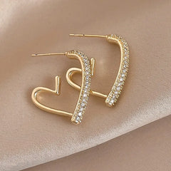 Pendientes de circonitas brillantes en dorado con diseño elegante y moderno