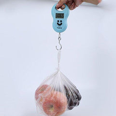 Balanza digital viaje en uso para pesar frutas dentro de una bolsa transparente