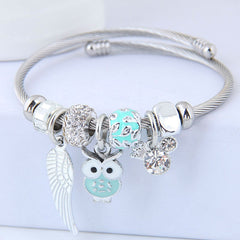 Pulsera de acero inoxidable con dijes coloridos y detalles brillantes para un estilo único