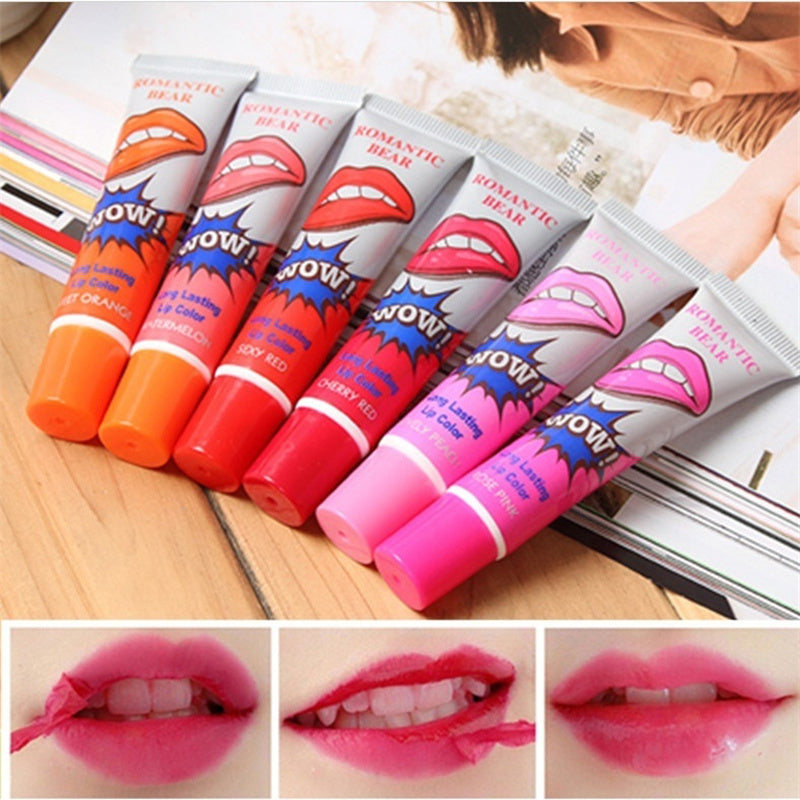 Seis labiales peel off resistentes al agua de la marca CJ en tonos vibrantes sobre una mesa de madera