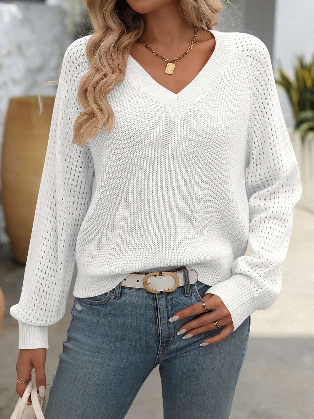 Suéter blanco de punto con cuello en V, ideal para ropa elegante para mujer en cualquier ocasión