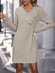 Vestido de punto cuello V en color beige con diseño de rayas y botones decorativos