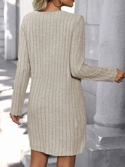 Vestido de punto cuello en V en color beige con diseño de líneas verticales y mangas largas