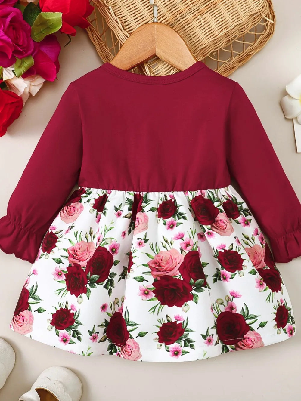 Vestido floral de manga acampanada en granate con estampado rosa en la falda para ocasiones especiales