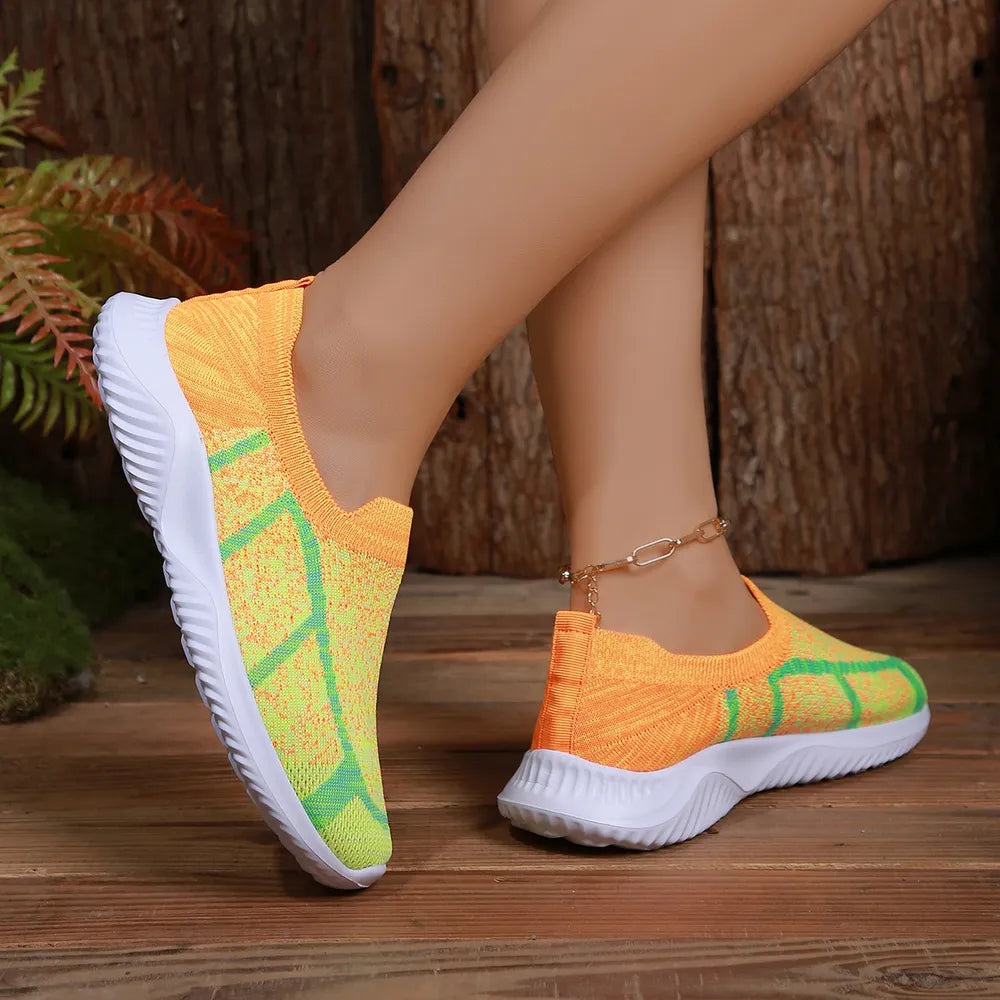 Zapatillas transpirables mujer en color naranja con diseño de tela ligera y suela blanca