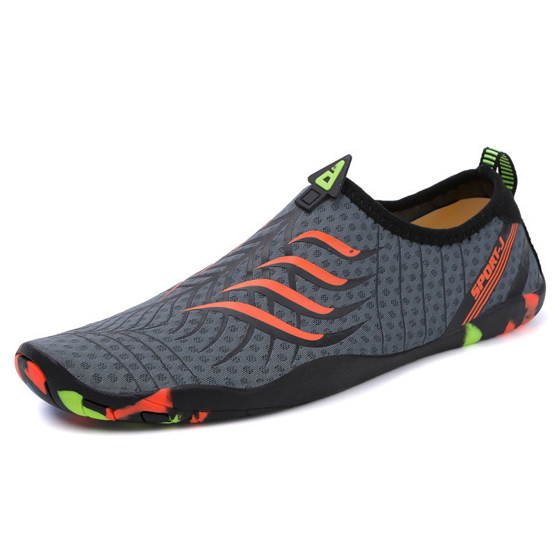 Zapatillas Barefoot en gris y naranja, ideales como zapatos de playa para pareja.