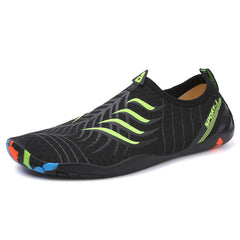 Zapatillas Barefoot negras con detalles en verde, ideales como zapatos de playa para pareja